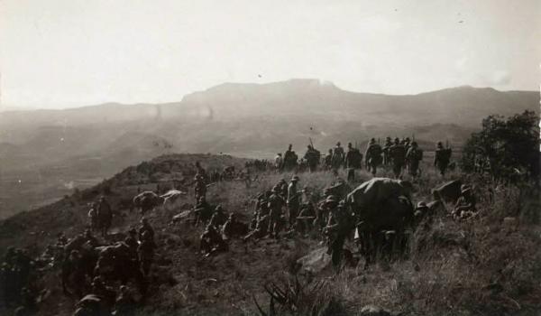 Le truppe coloniali dell'esercito regio italiano occupante in Etiopia di fronte l'altopiano dell'Amba Aradam nel 1936