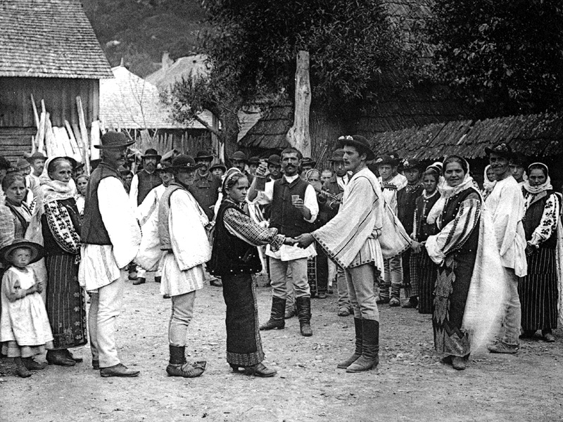 File:Une Ronde (danse) dans le village de Roucar dep de Moustchel.jpg