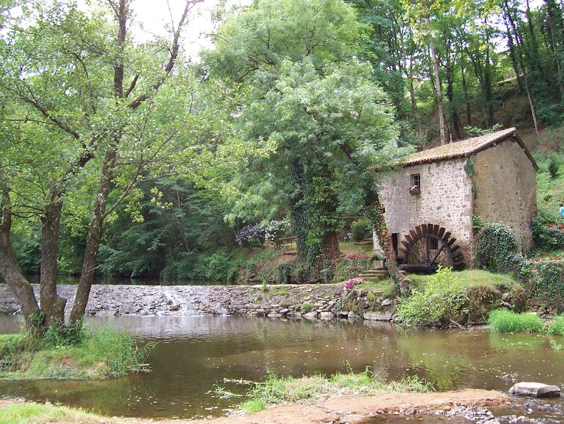 File:Watermill in Confolens.jpg