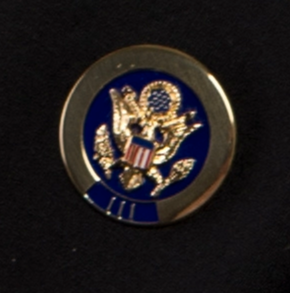 https://upload.wikimedia.org/wikipedia/commons/c/c0/111th_Congress_House_Member_Pin.png