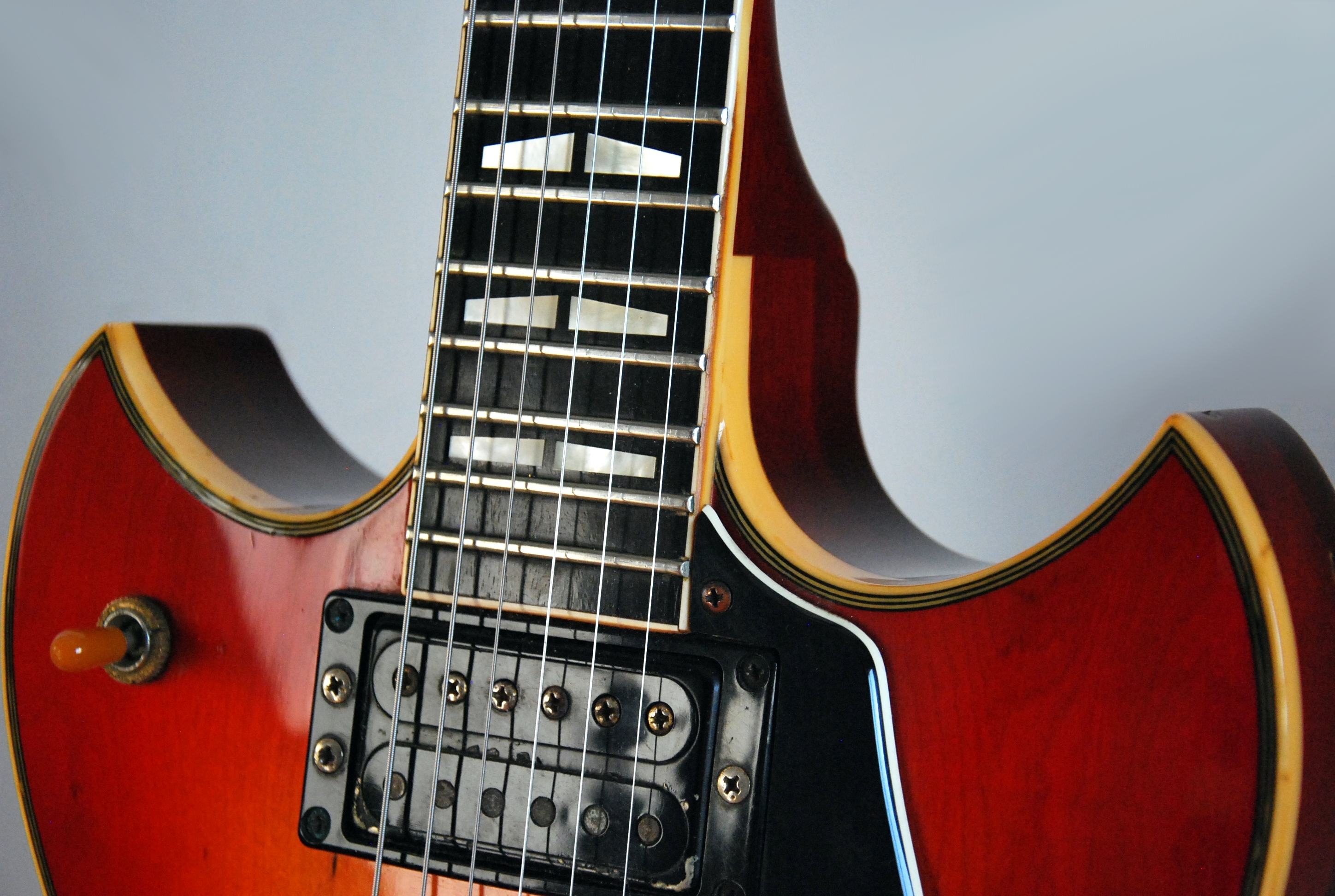 File:1981 YAMAHA SG1000 - double cutaway.jpg - Wikimedia Commons