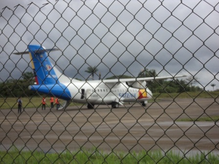 File:ATR 42-500 de la aerolínea Satena en el aeropuerto Caucaya 2014-02-09 20-46.jpg