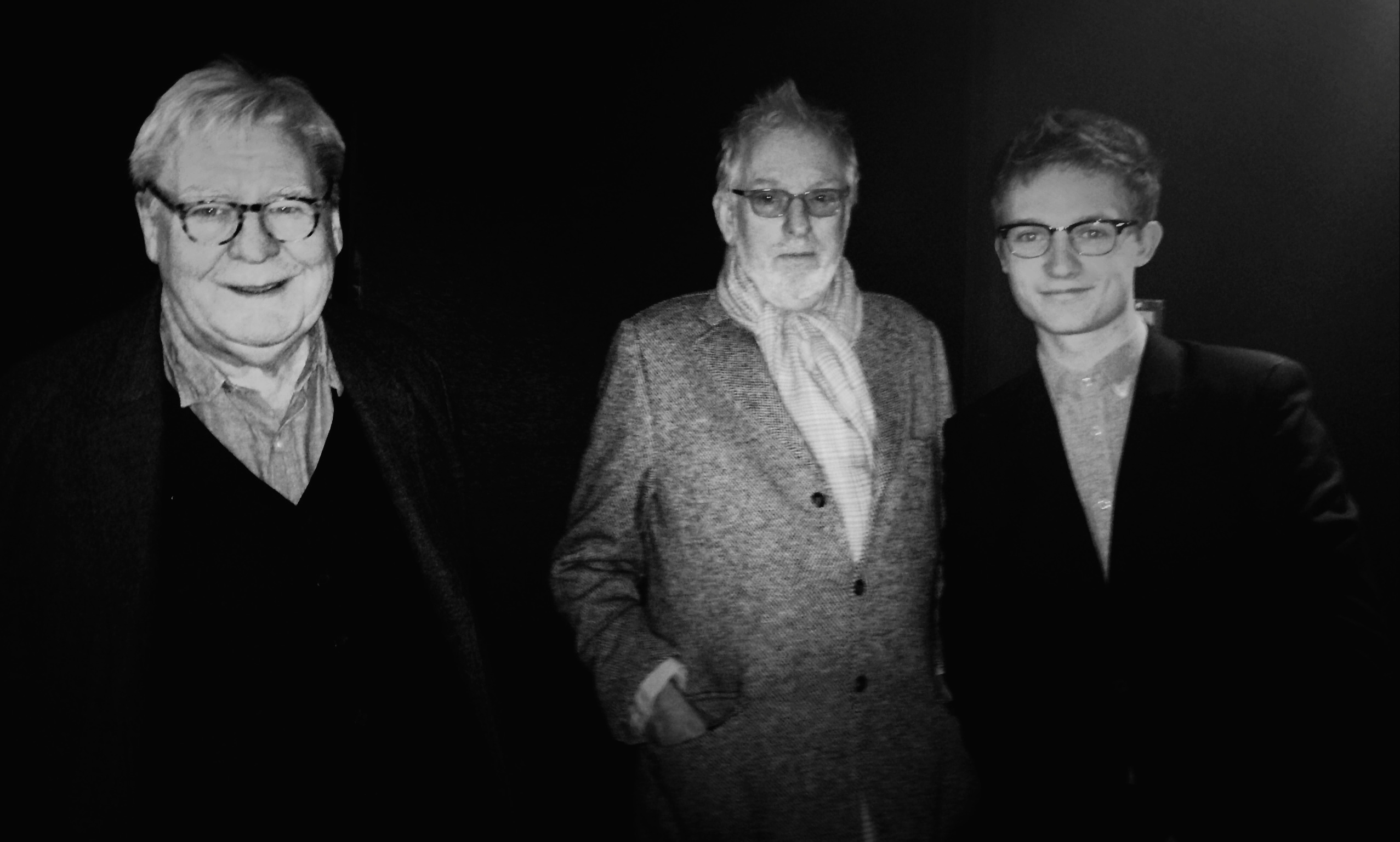Hugh Hudson (en el centro en la foto) director de Carros de Fuego por cuya banda sonora Vangelis obtuvo su primer premio Oscar en 1982