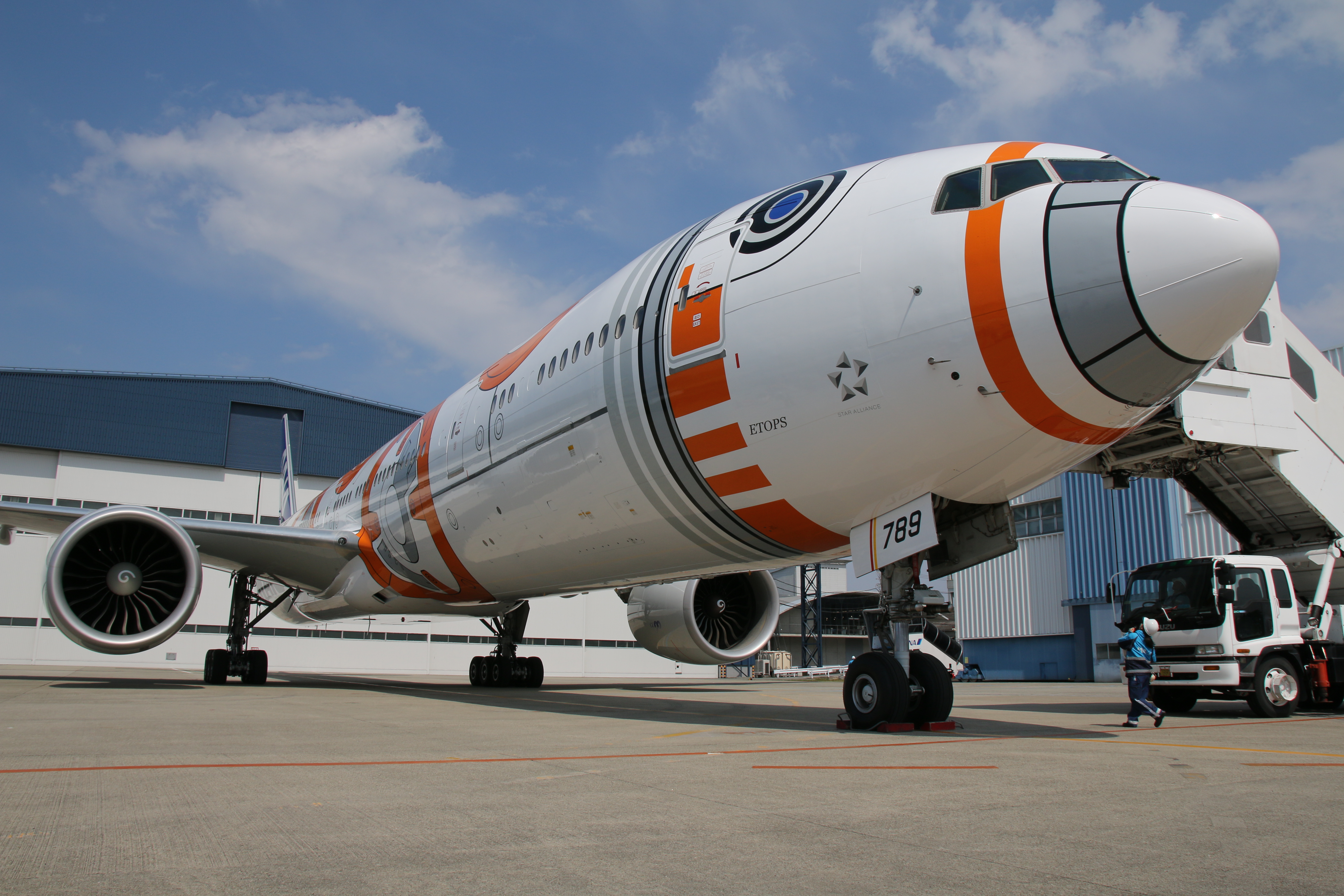 File:All Nippon Airways (Star Wars - BB-8 livery), Boeing 777-381