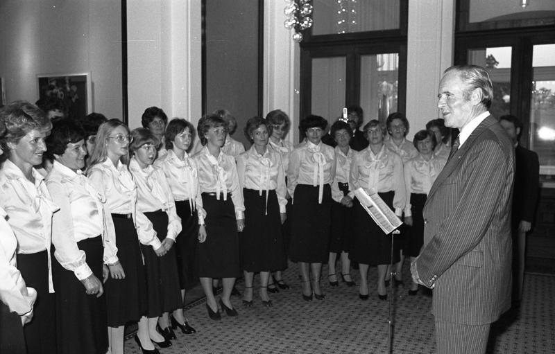 File:Bundesarchiv B 145 Bild-F061610-0028, Bonn, Bundespräsident empfängt Chor.jpg