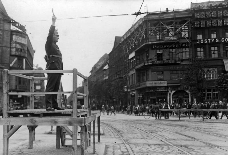 File:Bundesarchiv Bild 102-00326A, Verkehrspolizist.jpg