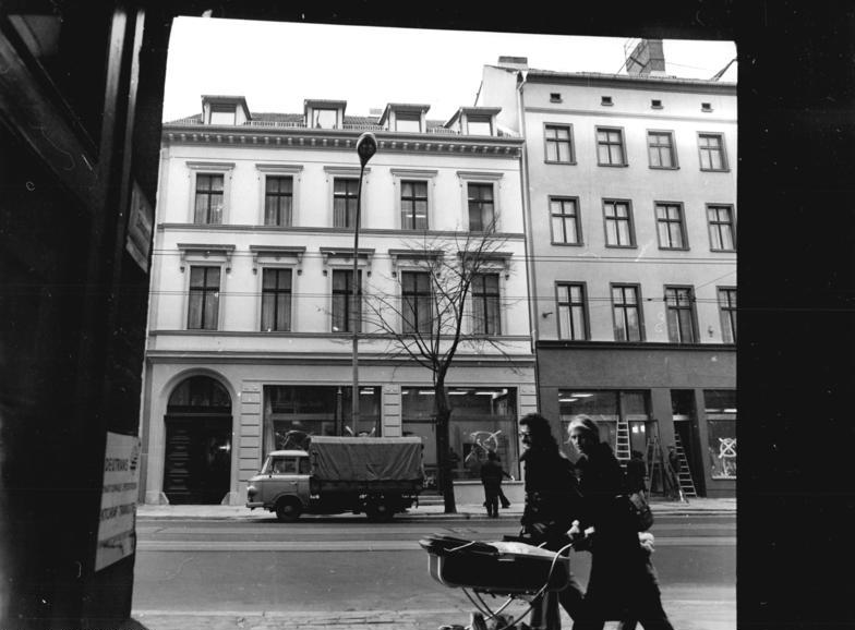 File:Bundesarchiv Bild 183-T0127-015, Berlin, Brecht-Haus vor Eröffnung.jpg