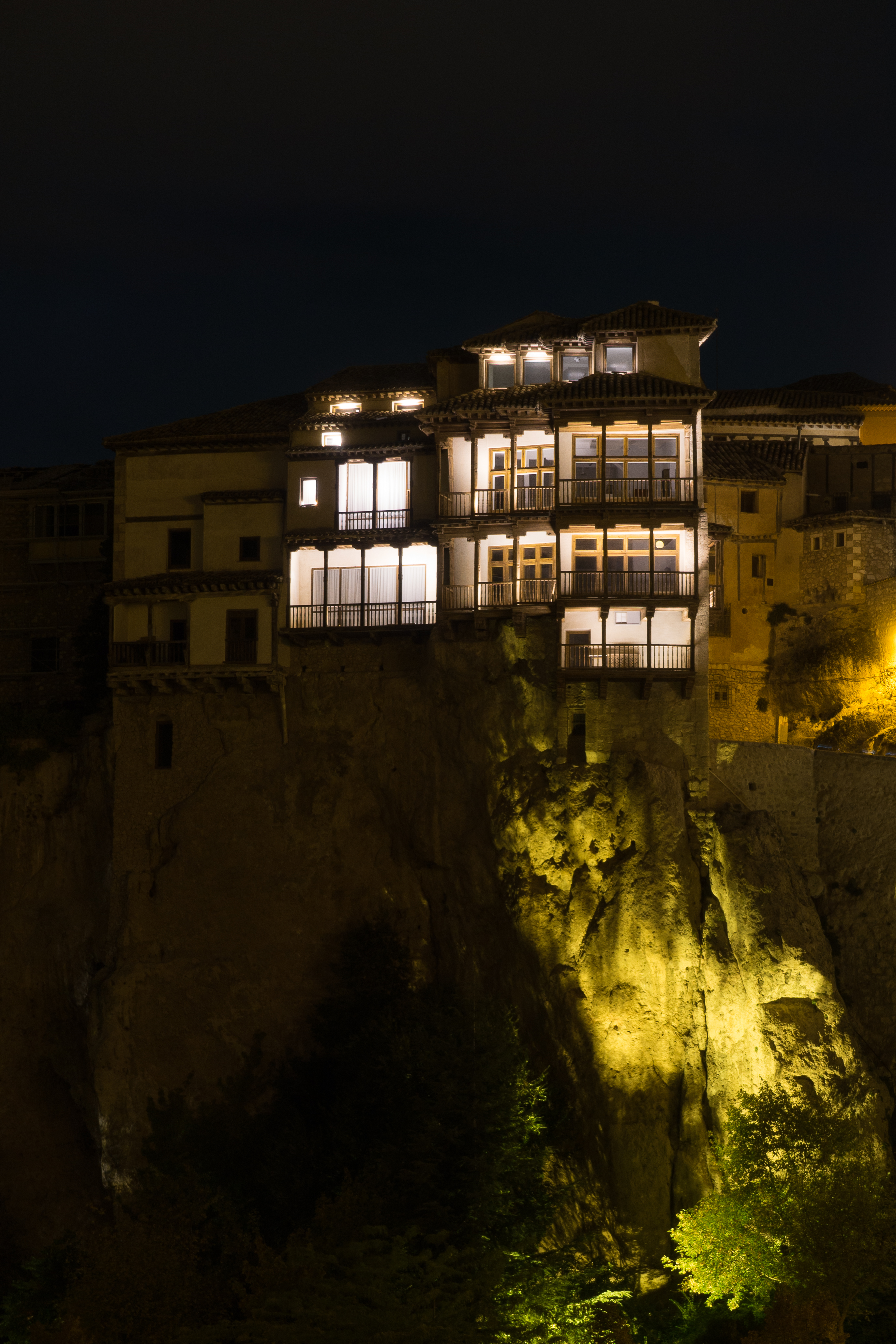 File:Casas colgantes de Cuenca iluminadas - Wikimedia Commons