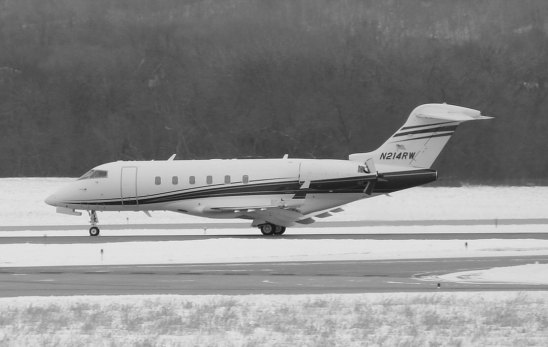 Challenger 300 in greyscale (389655792).jpg