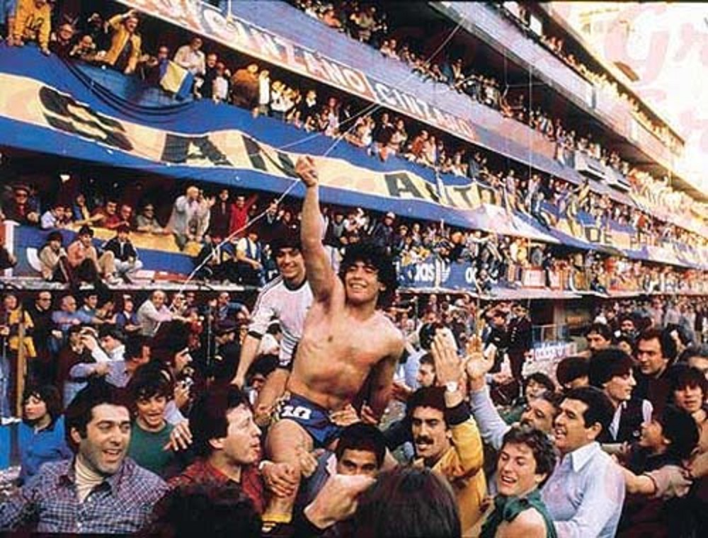 https://upload.wikimedia.org/wikipedia/commons/c/c0/Diego_Maradona_celebrando_la_obtenci%C3%B3n_del_Torneo_Metropolitano_de_1981.jpg