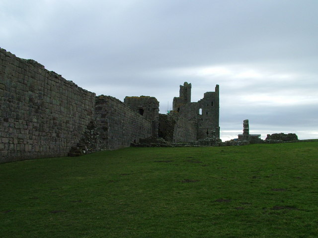 File:Dunstanburgh Castle - geograph.org.uk - 1182842.jpg