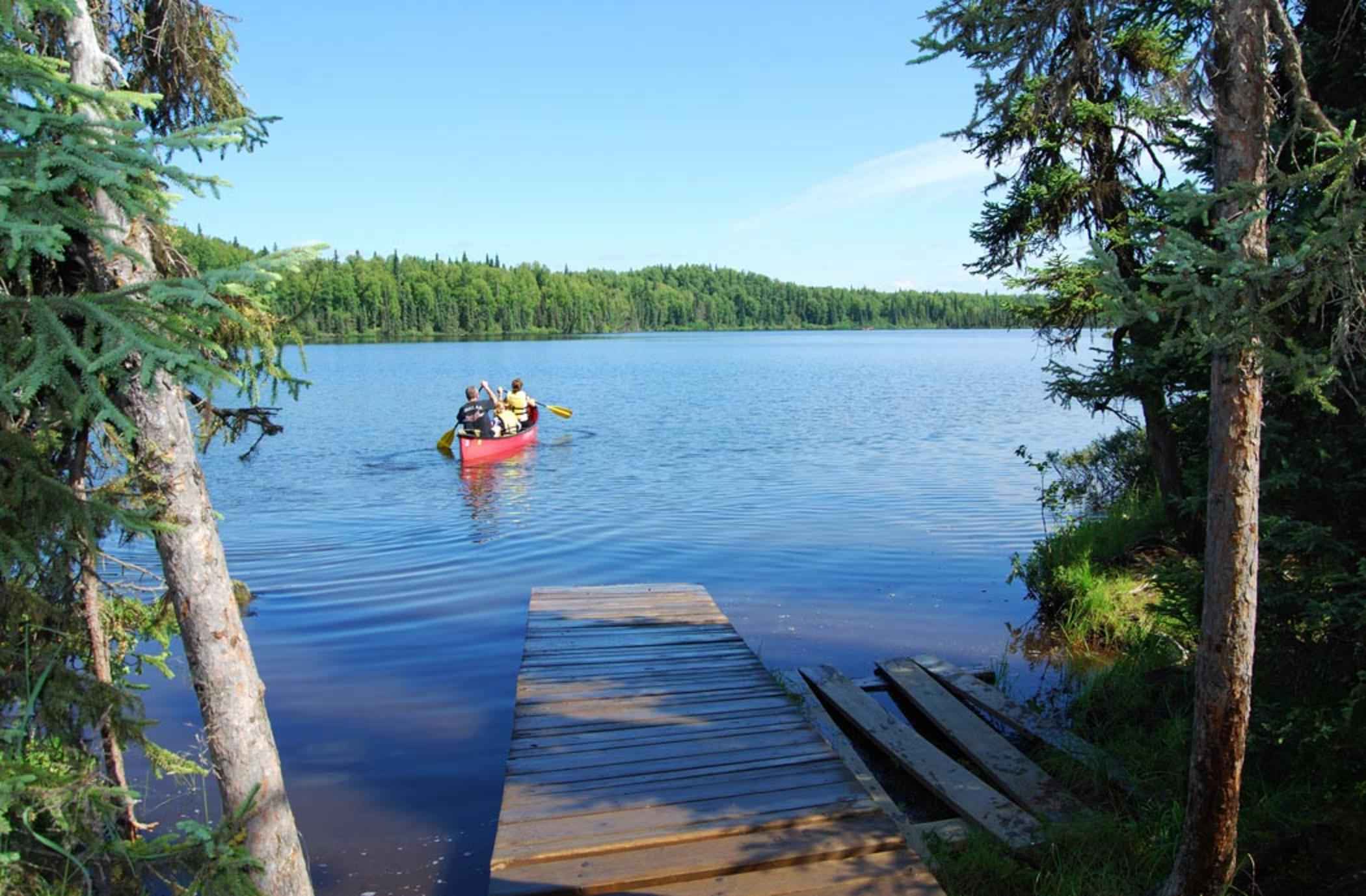 File:Family in canoe on lake.jpg - Wikimedia Commons