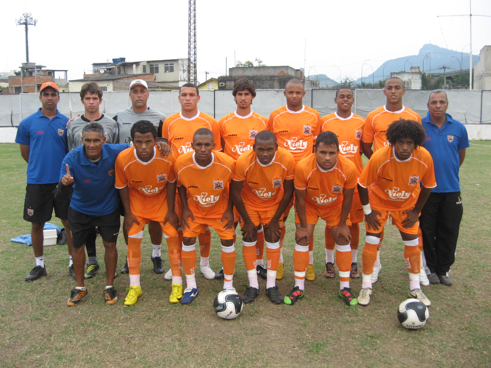 Friburguenses brilham na principal liga de futebol americano no