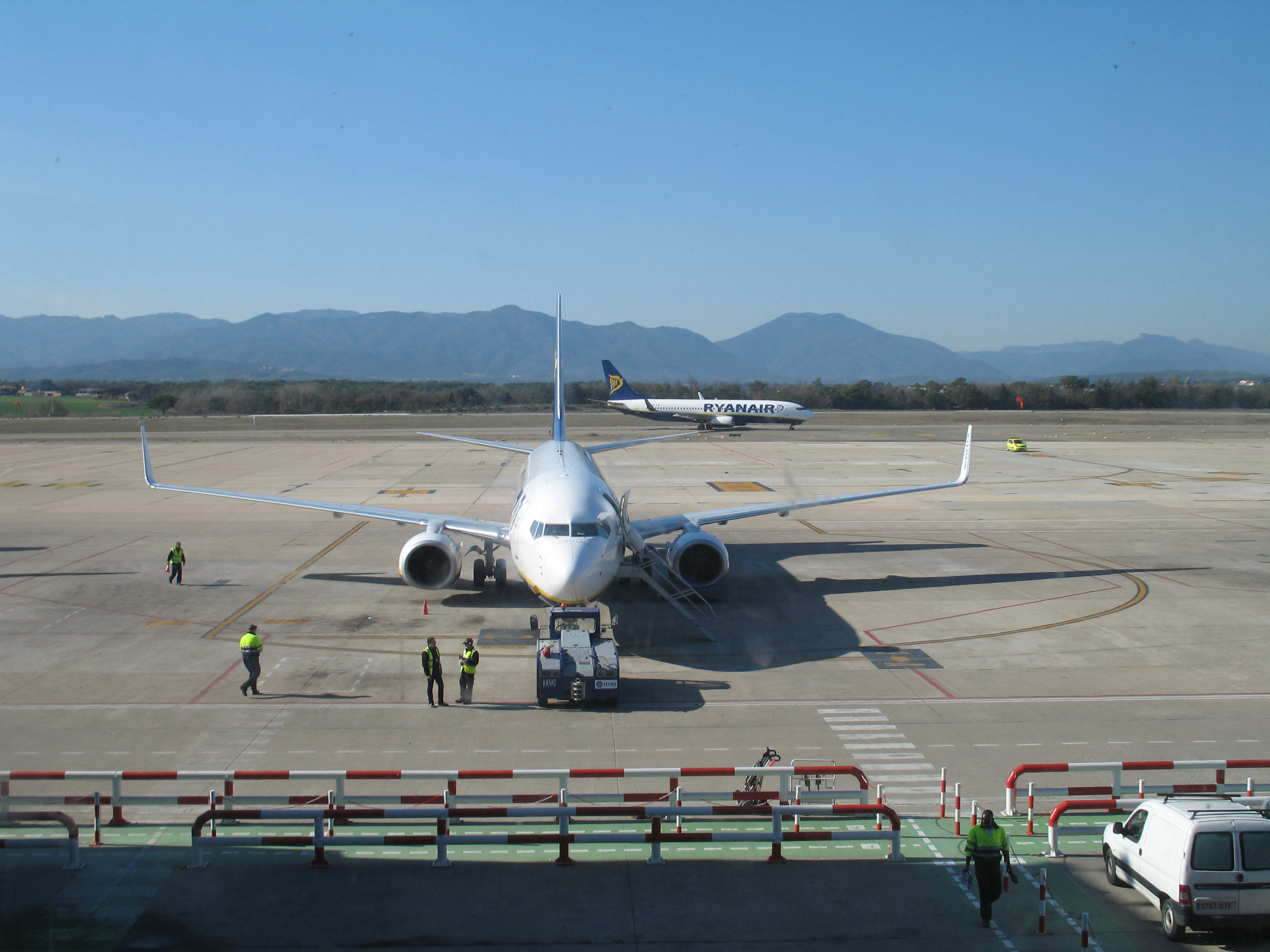 Жирона аэропорт. Аэропорт Жирона. Girona Airport. Barcelona Girona Airport. Картинка аэропорта 8к.