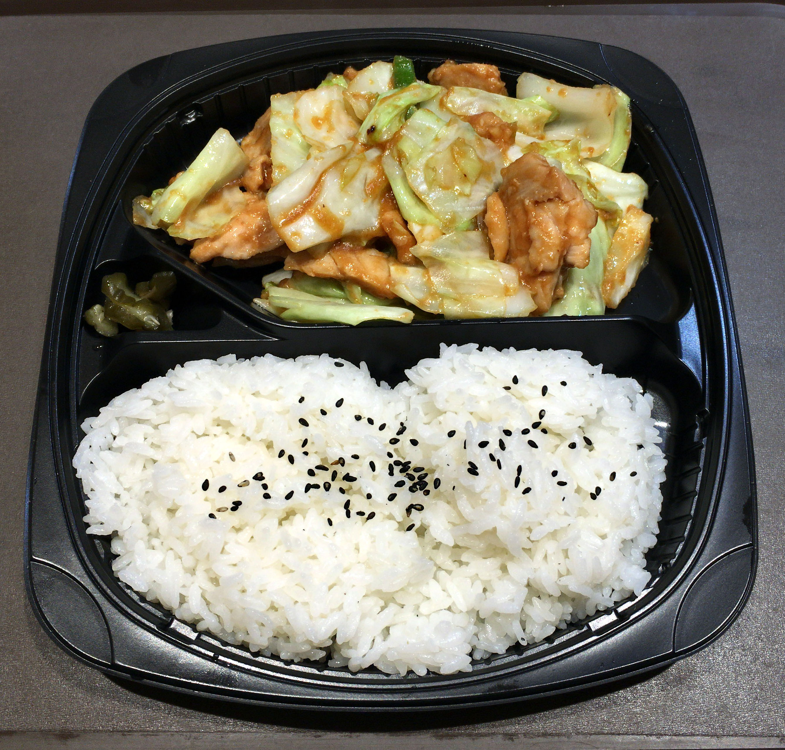https://upload.wikimedia.org/wikipedia/commons/c/c0/Grilled_chicken_lunch_box_of_Origin_Bento.jpg