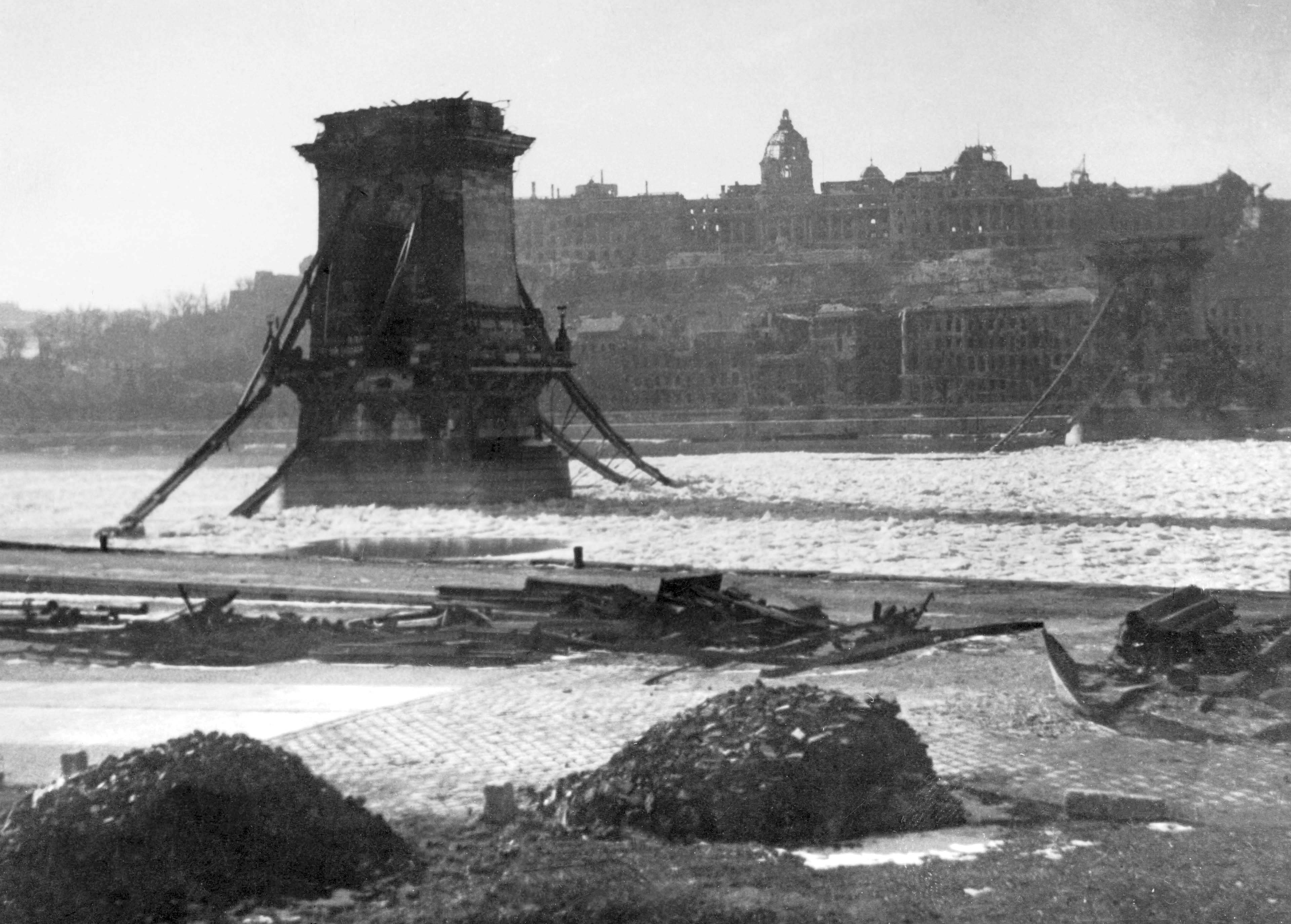 Fájl:Lanc hid - Budapest 3 Febr 1946 Foto Takkk Hungary.jpg ...