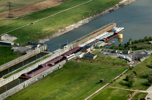 File:Mississippi River Lock number 27.jpg