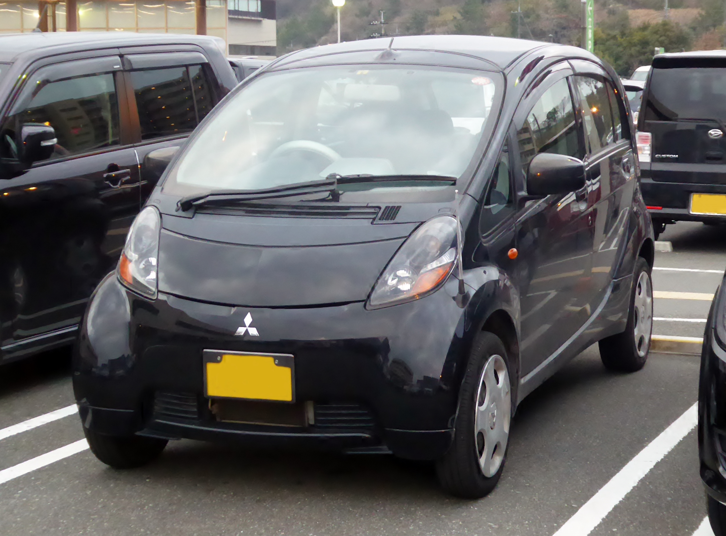 Маленькая машина Митсубиси MIEV