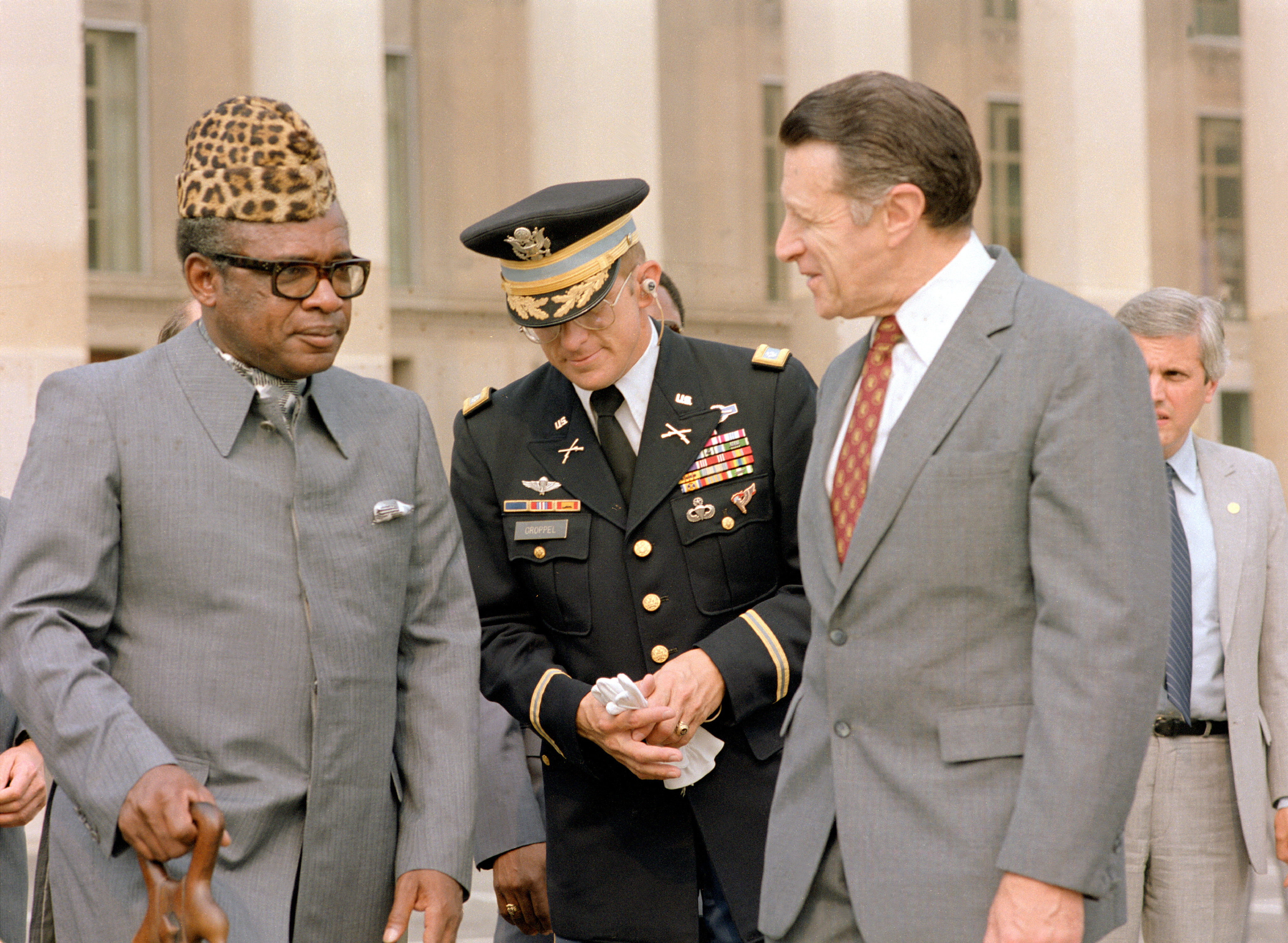 Мобуту сесе секо. Мобуту Сесе Секо диктатор. Генерал Мобуту. Мобуту-Сесе-Секо богатство.