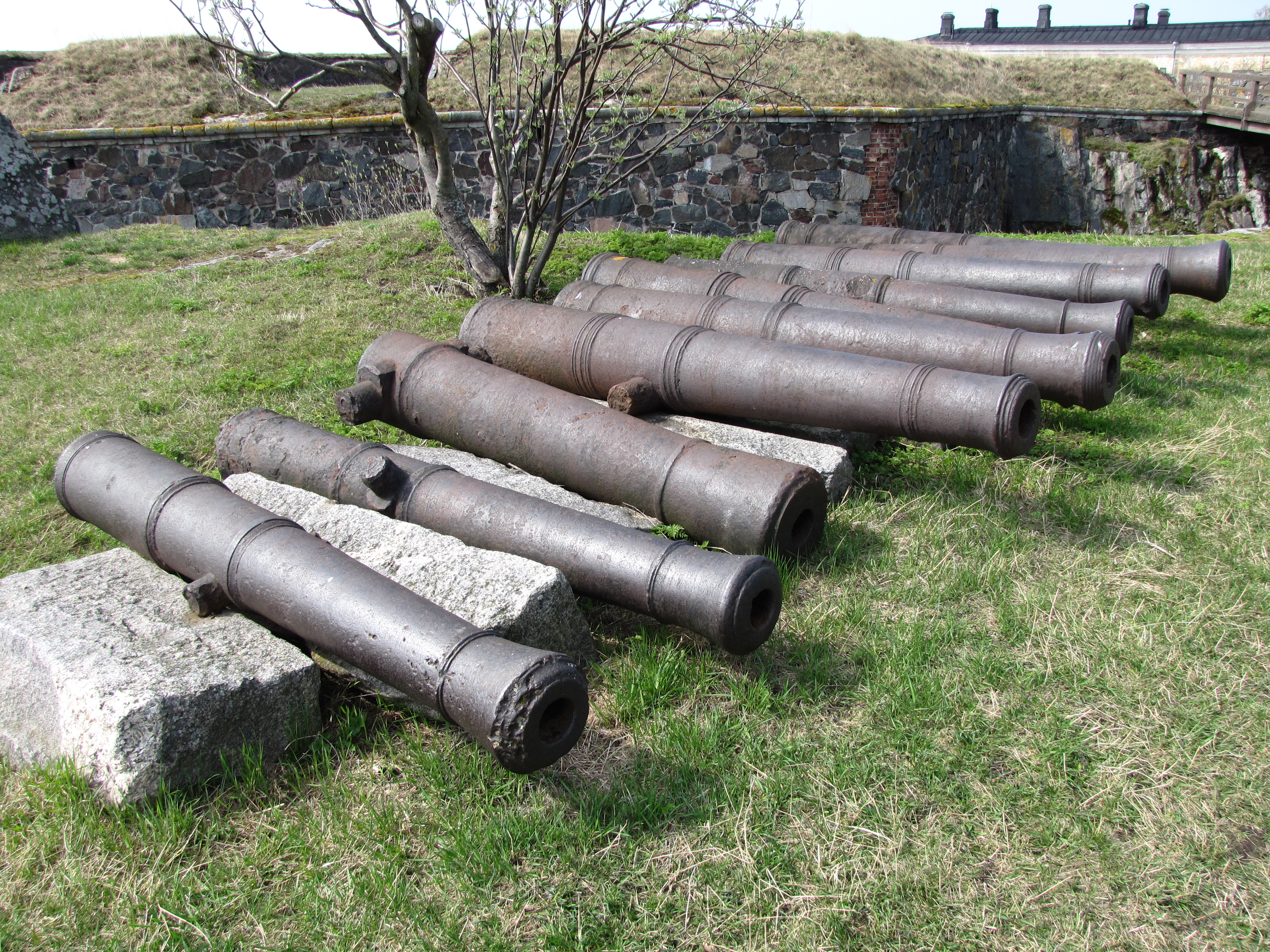 Old_cannon_barrels_in_Suomenlinna_2.JPG