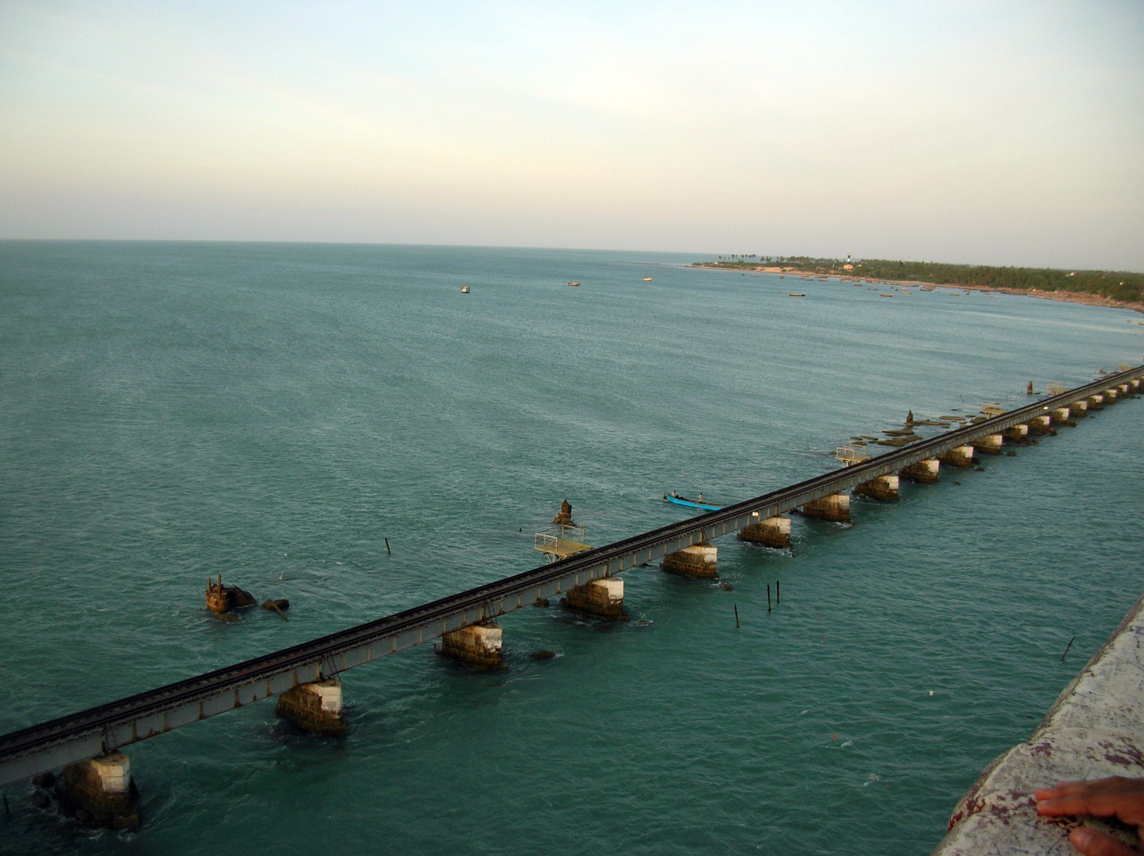 Адамов мост шри ланка. Мост Адама Шри Ланка. Адамов мост. Мост Шри Ланка Индия. Мост между Индией и Шри-Ланкой.