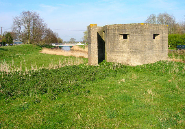 https://upload.wikimedia.org/wikipedia/commons/c/c0/Pill_Box%2C_Royal_Military_Canal_-_geograph.org.uk_-_394560.jpg