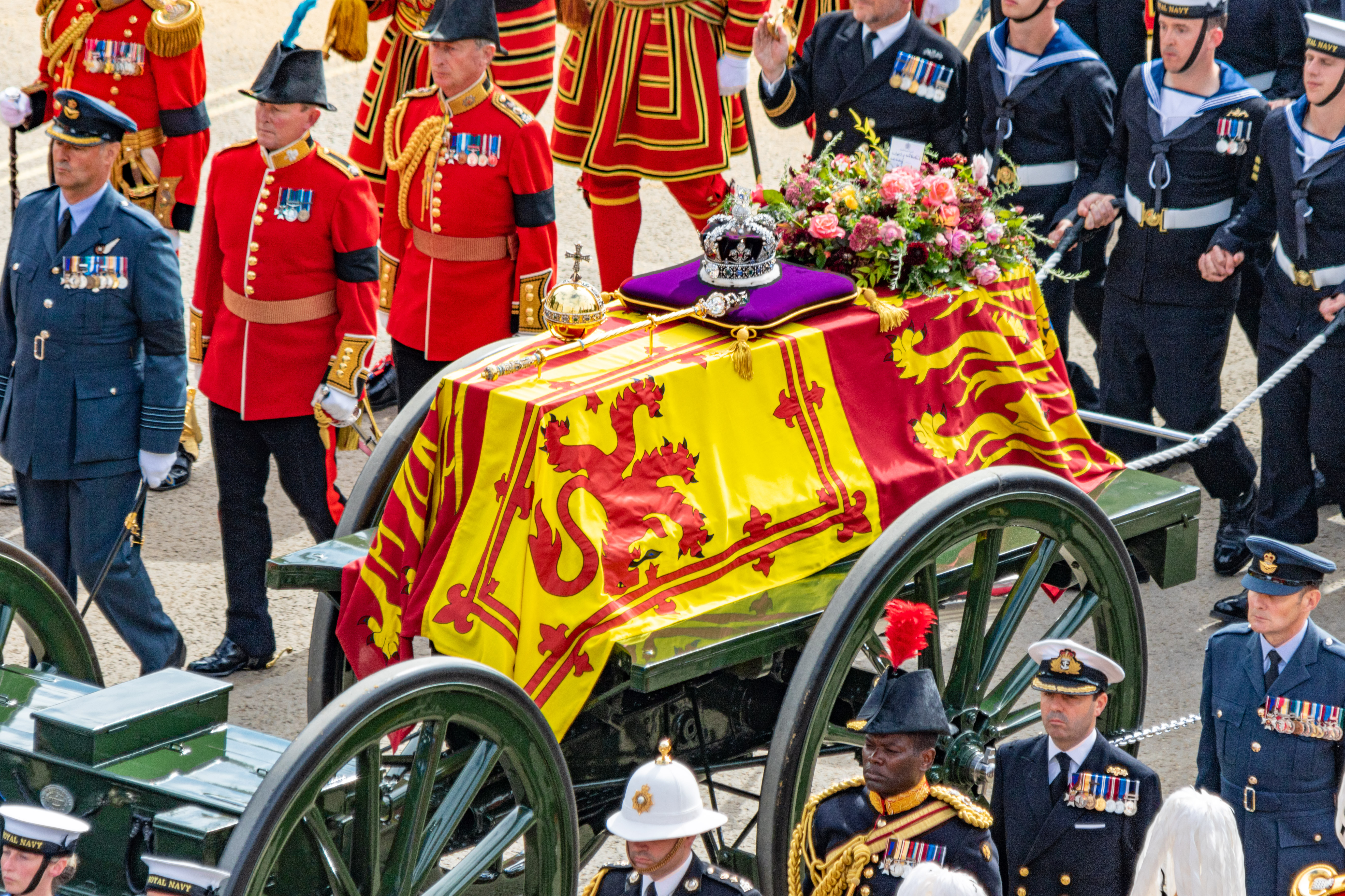 Fila para ver corpo da rainha Elizabeth II tem 5 quilômetros em