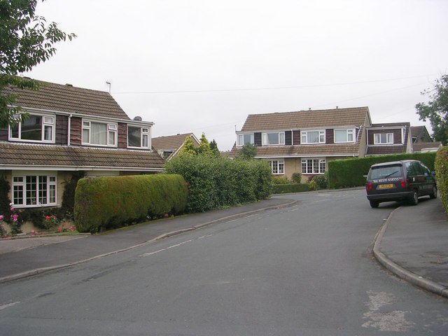 File:Rombalds Crescent - Ingsway - geograph.org.uk - 1513738.jpg