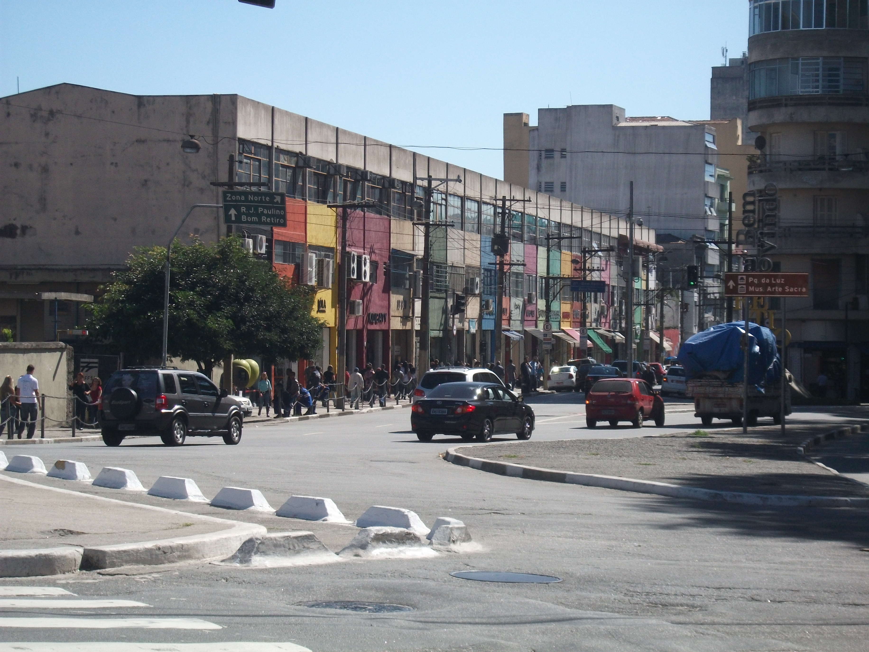 Rua José Paulino com suas lojas fechadas em março de 2020, no