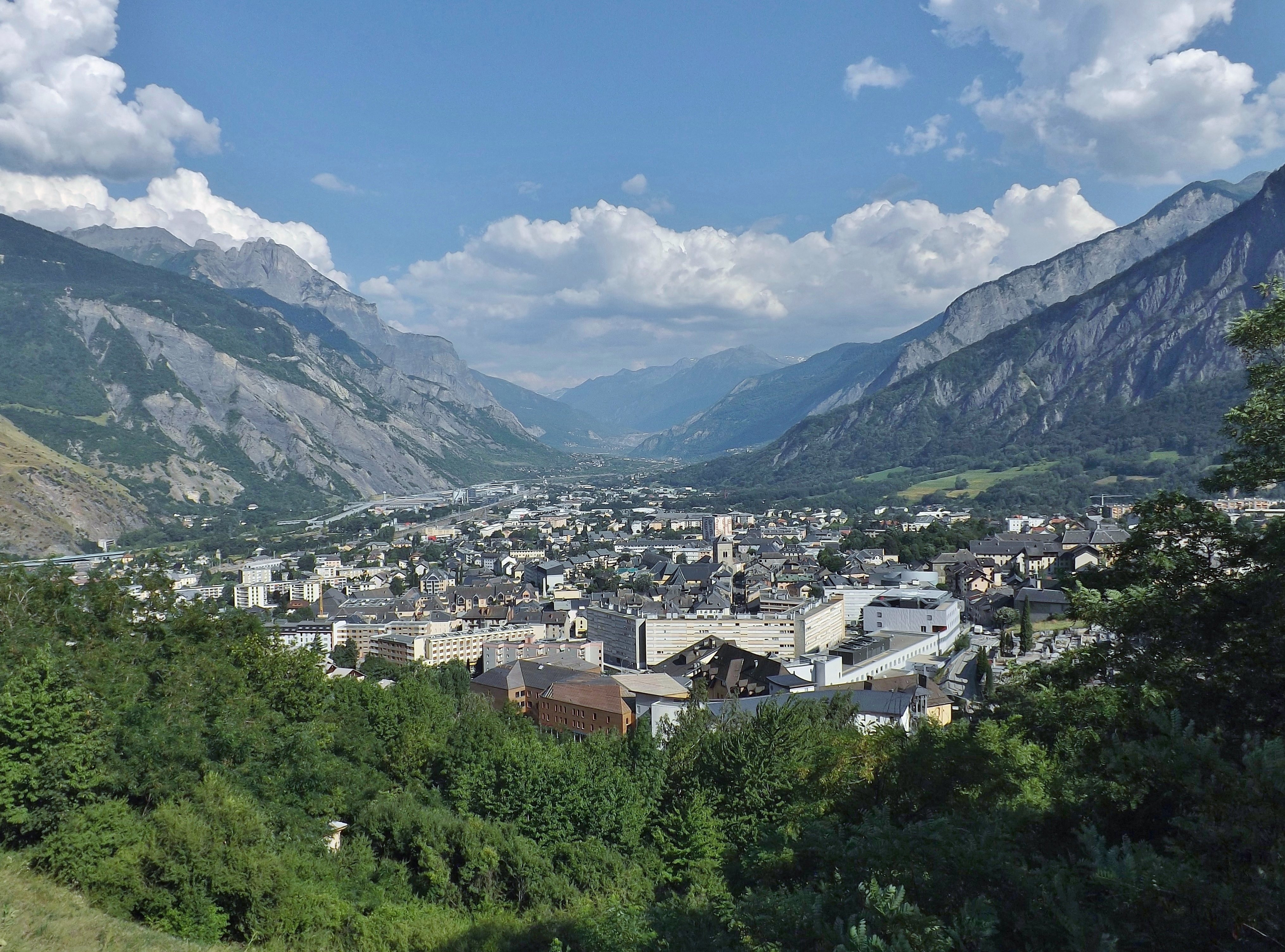 Saint-Jean-de-Maurienne_%28panorama%29.JPG