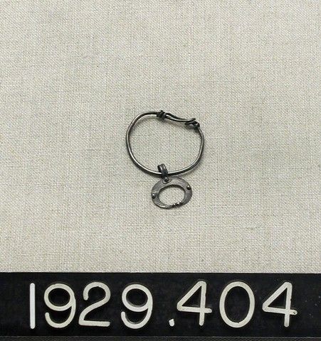 File:Silver Earring with crescent pendant - YDEA - 3545.jpg