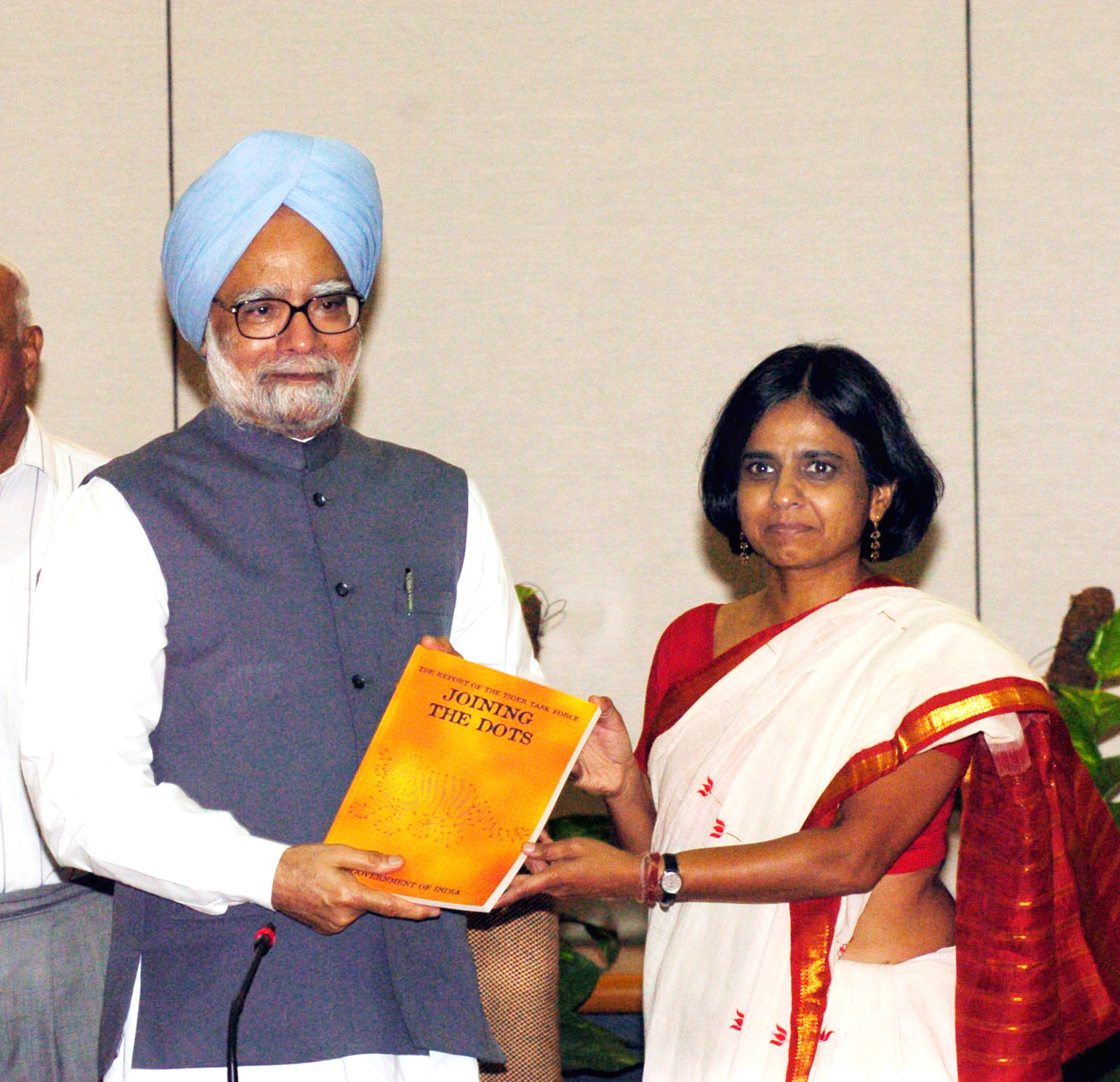 File:The Chairperson, Tiger Task Force, Ms. Sunita Narain presenting report of the Task Force to the Prime Minister, Dr. Manmohan Singh in New Delhi on August 5, 2005.jpg - Wikimedia Commons