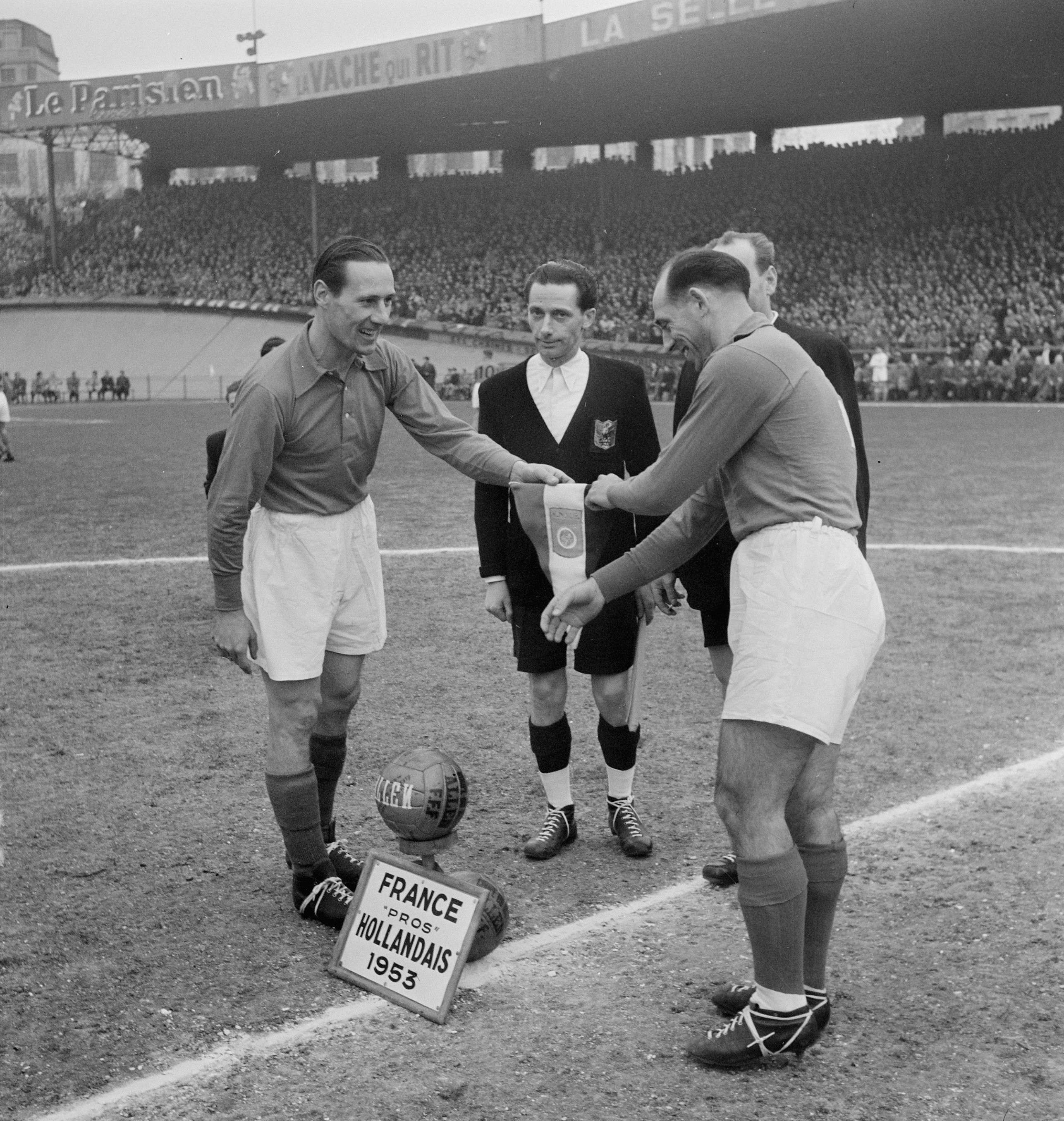 File:Voetbal Parijs. Franse ploeg tegen Prof Nederland. Toss, Bestanddeelnr 905-5982.jpg - Commons