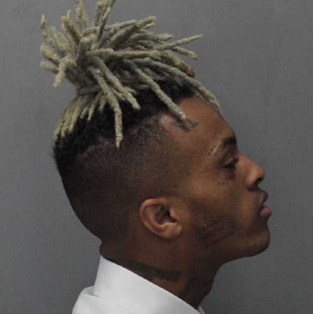 https://upload.wikimedia.org/wikipedia/commons/c/c0/XXXTentacion-MugshotDec2017Sideview.jpg