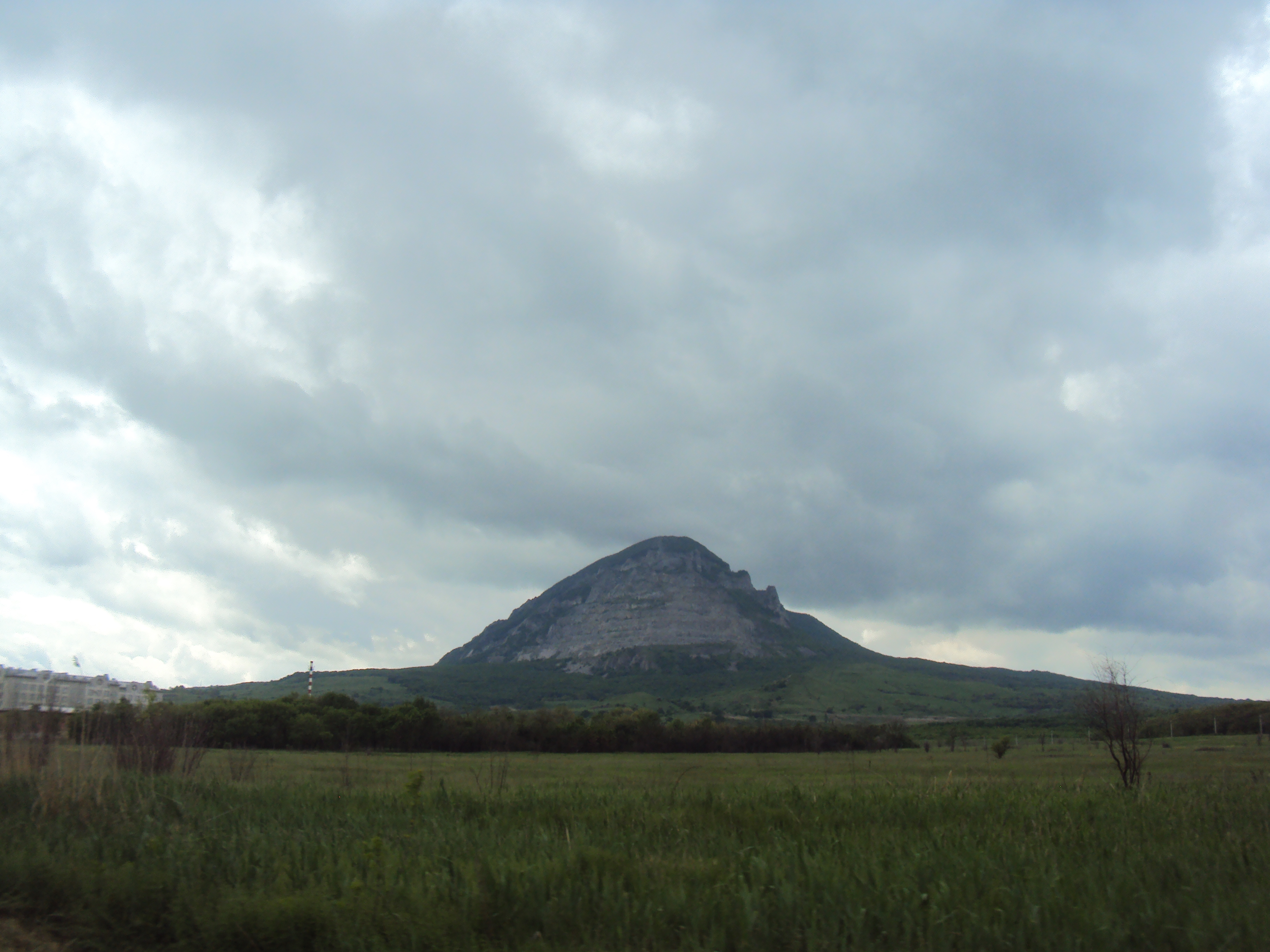 Гора змейка скамейка каменная