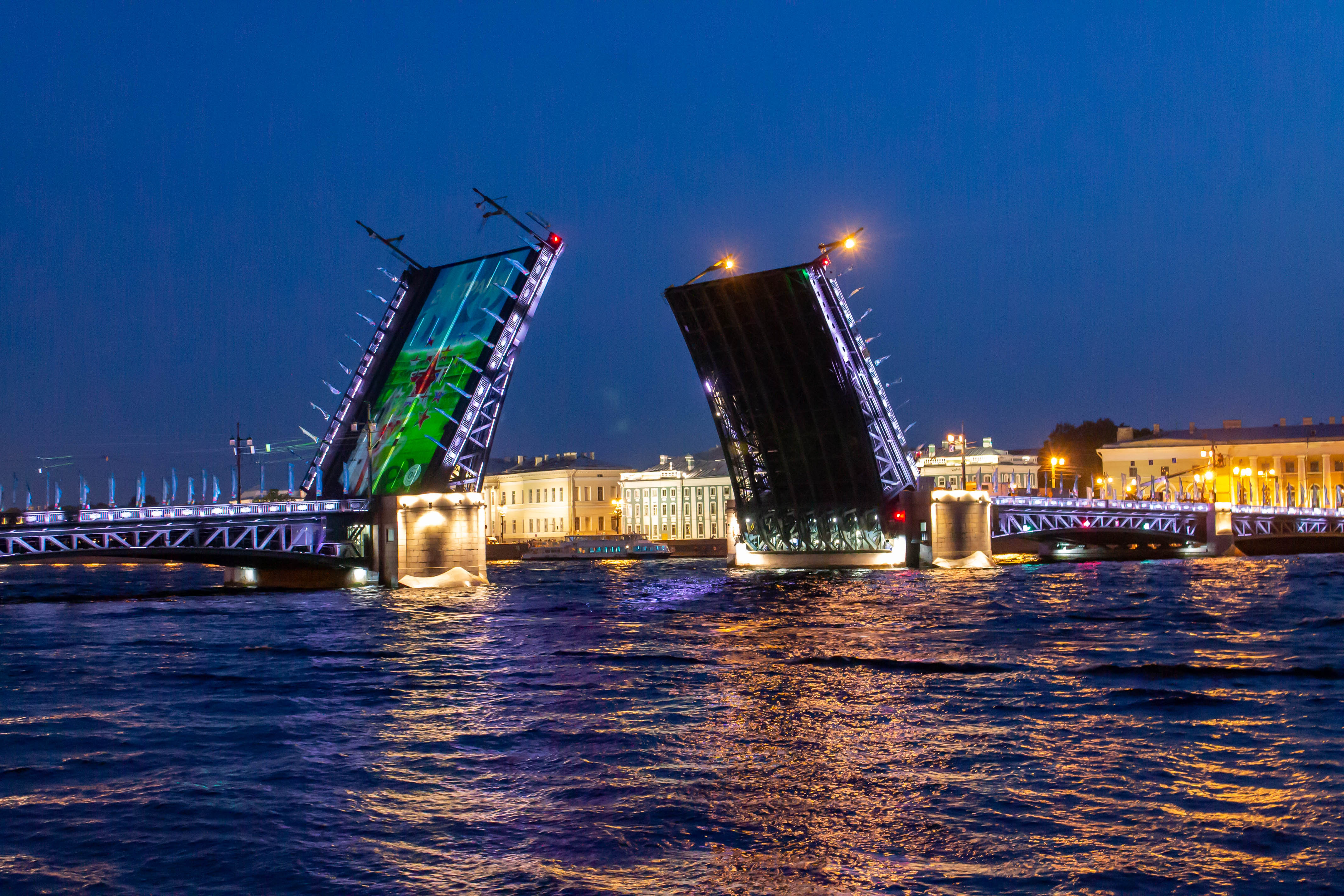 Кишлак разводные спб. Разводной мост в Санкт-Петербурге Дворцовый мост. Sadyrins Дворцовый мост. Дворцовый мост ночью в Санкт-Петербурге.