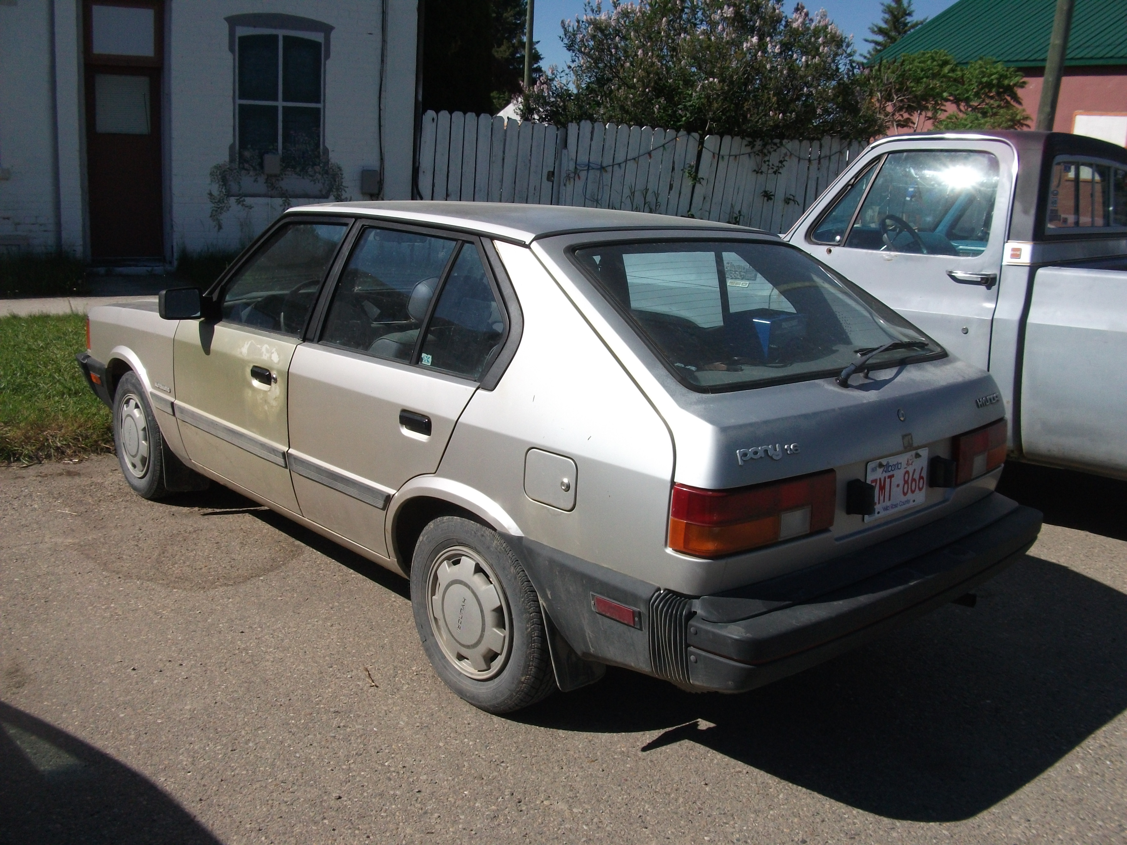 1985_Hyundai_Pony_%284739796081%29.jpg