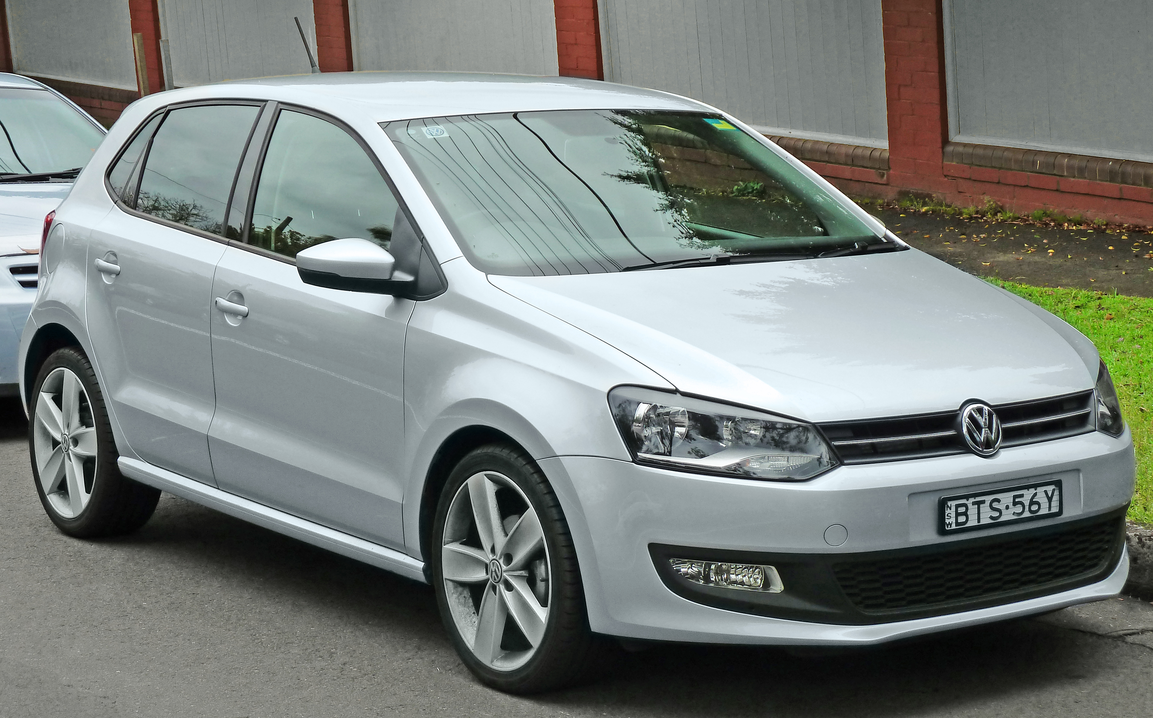 2010-2011_Volkswagen_Polo_(6R)_77TSI_Com