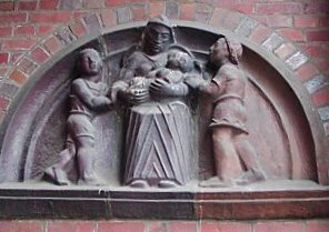 File:AOK-Gebaeude Hamburg-Borgfelde Relief j.jpg