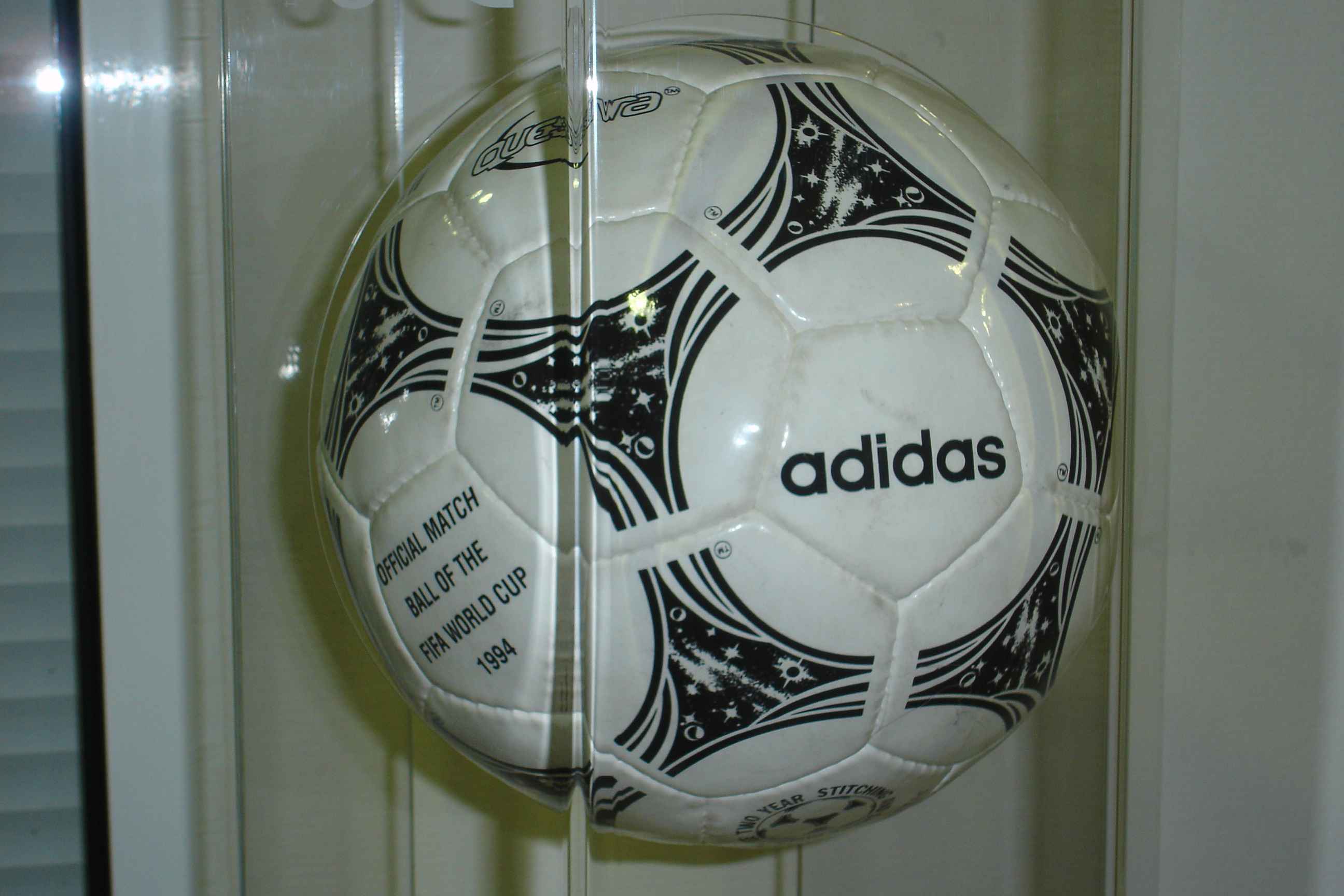 Ficheiro:Adidas Questra USA 1994 Official ball.jpg – Wikipédia, a enciclopédia livre