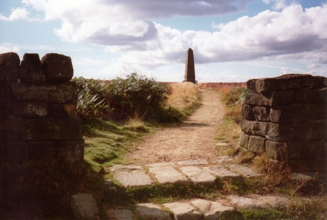 Approaching Captain Cook's Monument - geograph.org.uk - 582883