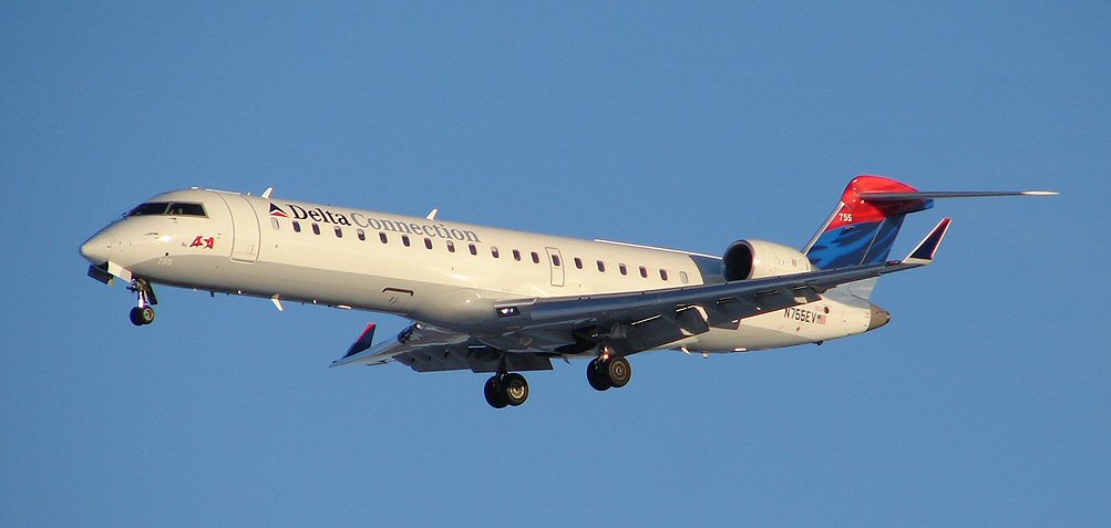 Bombardier CRJ-700 (385600107).jpg