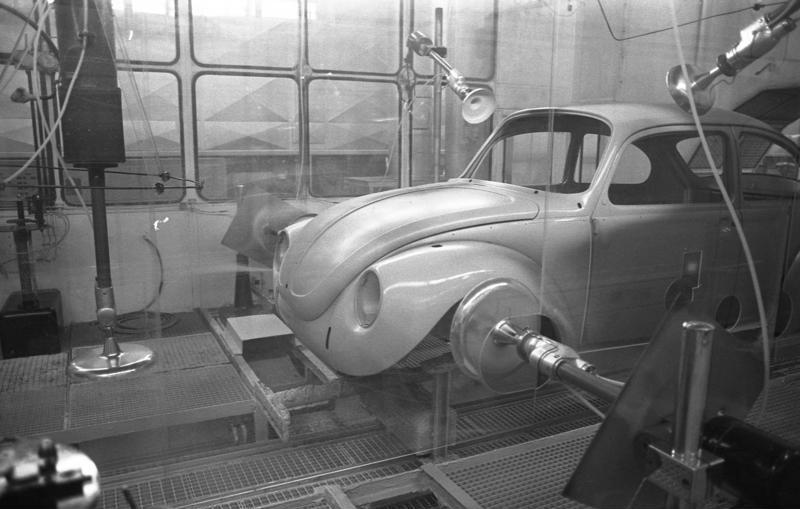 File:Bundesarchiv B 145 Bild-F038795-0018, Wolfsburg, VW Autowerk, Käfer.jpg