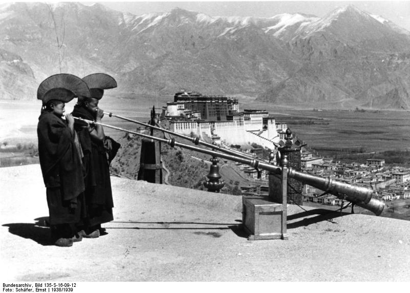 File:Bundesarchiv Bild 135-S-16-09-12, Tibetexpedition, Mönche blasen Tuben.jpg