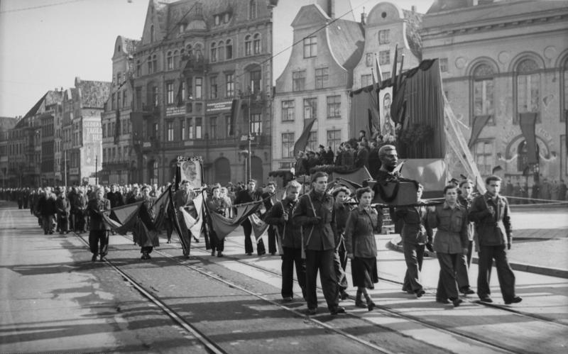 File:Bundesarchiv Bild 183-18686-0001, Rostock, Trauermarsch zum Tode Stalins.jpg