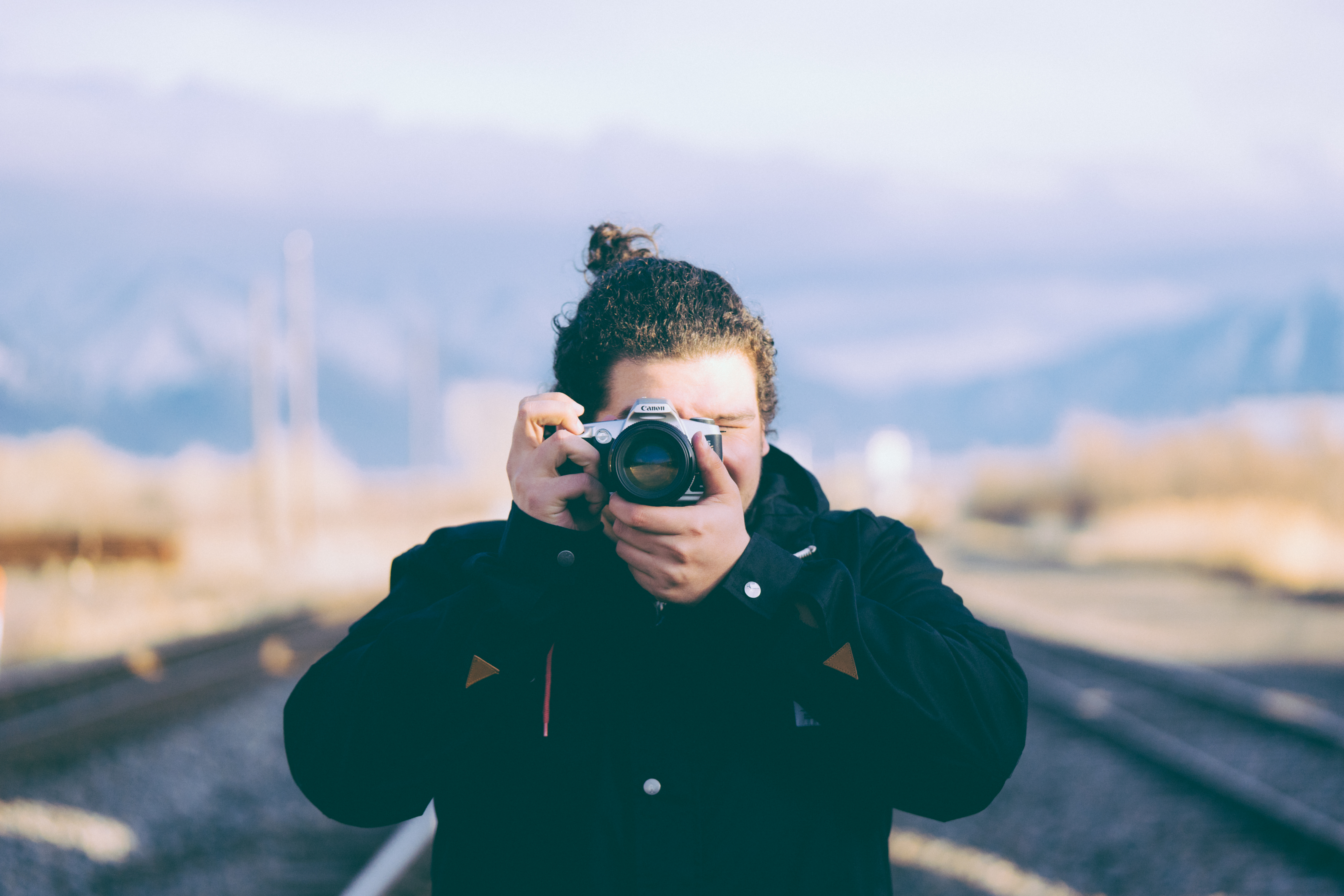 Camera men. Человек фотографирует. Чел с камерой. Человек с фотоаппаратом. Фотографии фотографов.