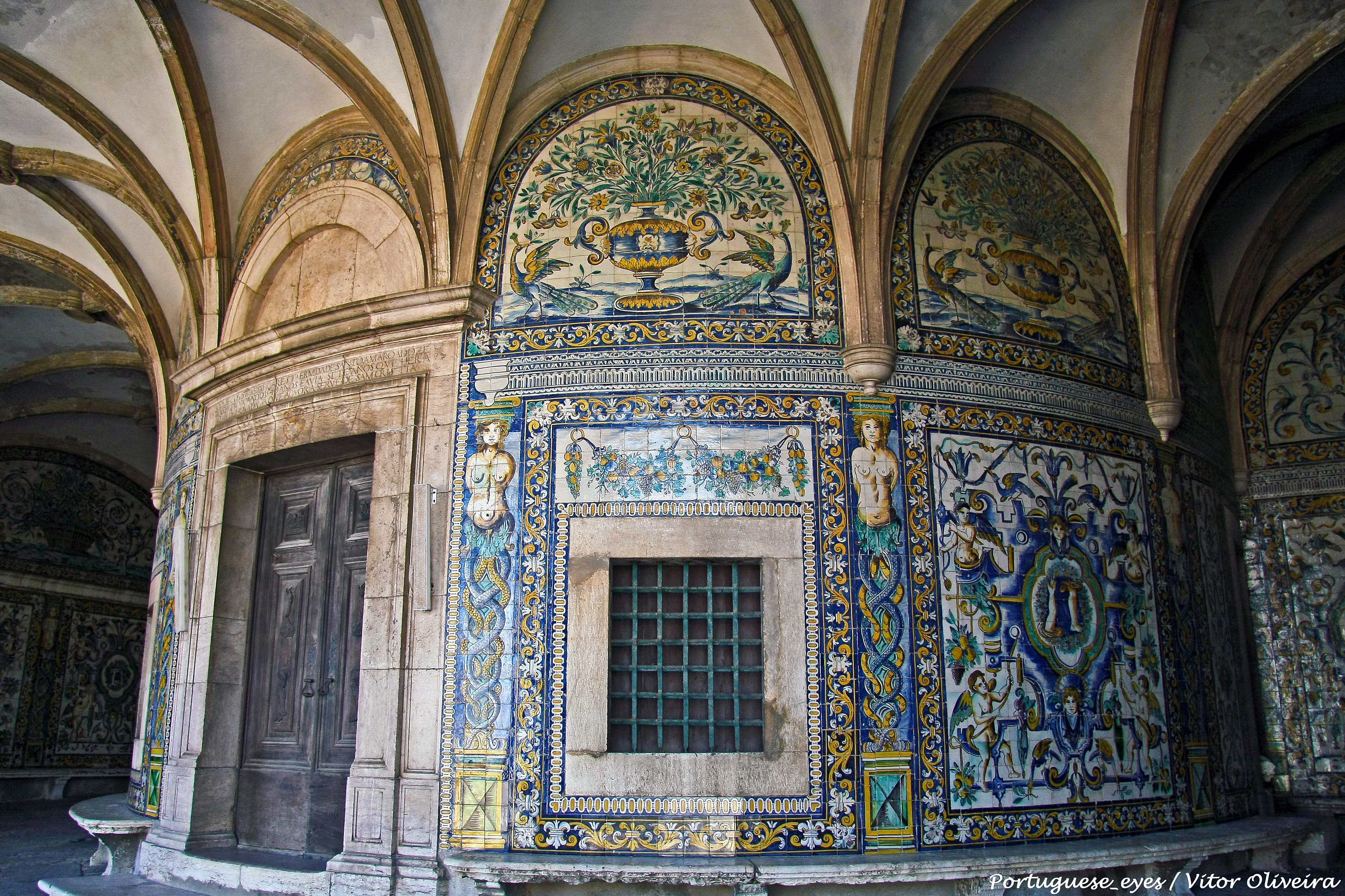 Azulejo Português Nas Escadas Da Catedral Foto de Stock - Imagem de  arquitetura, santo: 18767698