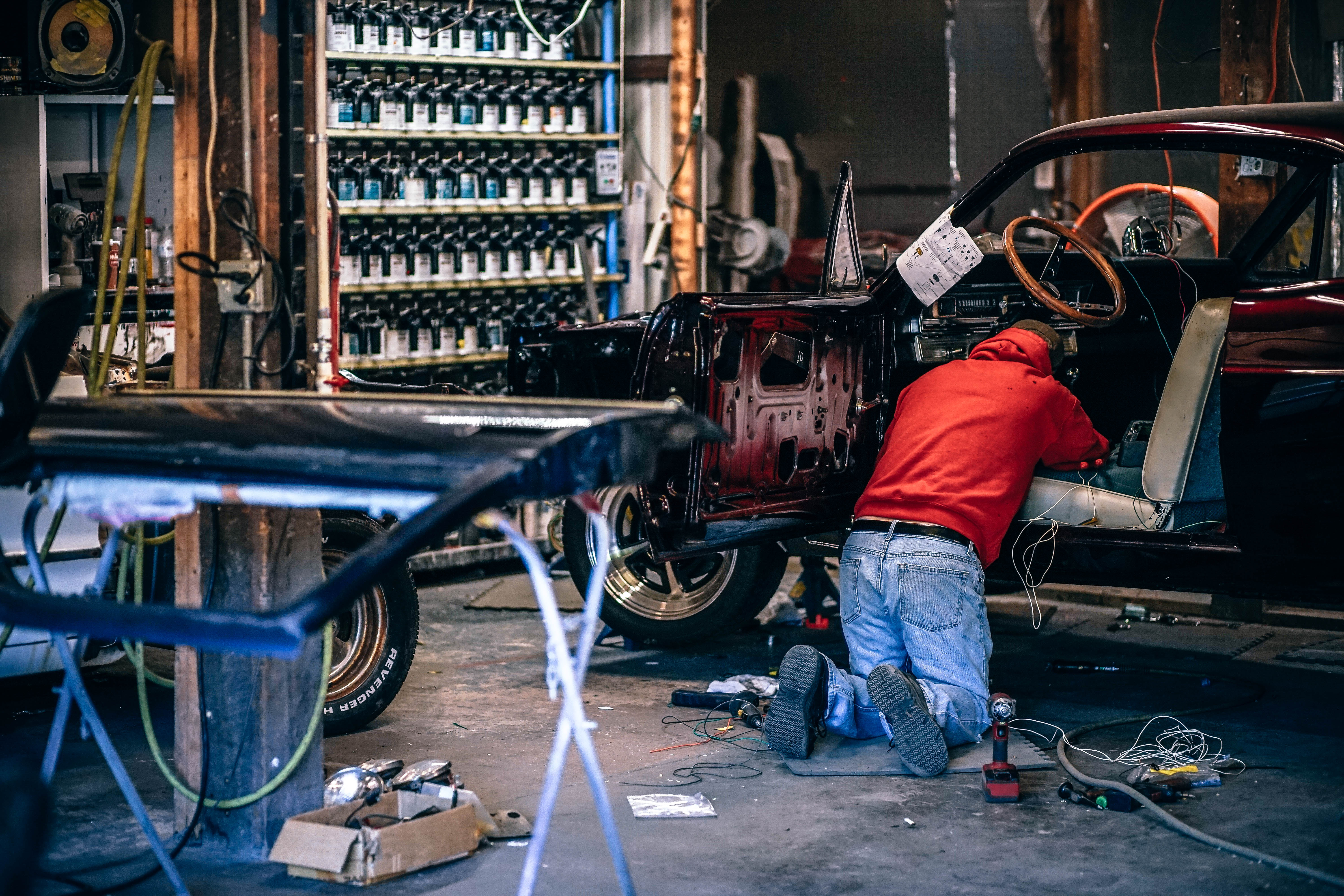 Автосервис гараж. Автомастерская. Гараж для автомобиля. Машина в гараже. Ремонтная мастерская автомобилей.