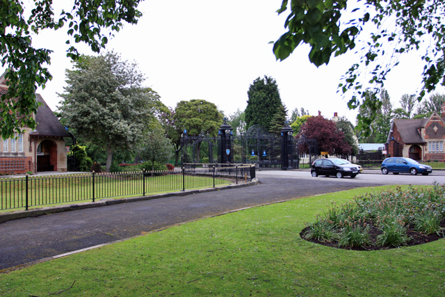 File:Entrance to Pickering Park - geograph.org.uk - 1308738.jpg