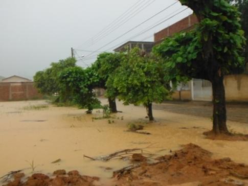 Chuva Forte: Rio Transborda e Alaga Ruas em várias Cidades da Região  Nordeste de Minas.  Chuva Forte: Rio Transborda e Alaga Ruas em várias  Cidades da Região Nordeste de Minas. Balanço